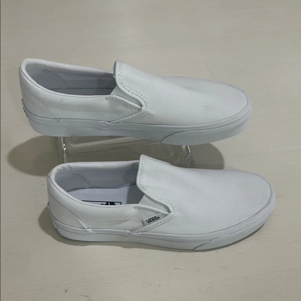 NWOT Vans White Classic Slip-On sneakers. Men's 6.5, Women's 8. Timeless style! - Picture 2 of 8